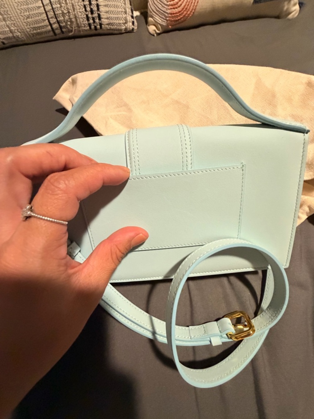 Jacquemus baby blue leather shoulder bag with gold logo - Picture 4 of 13